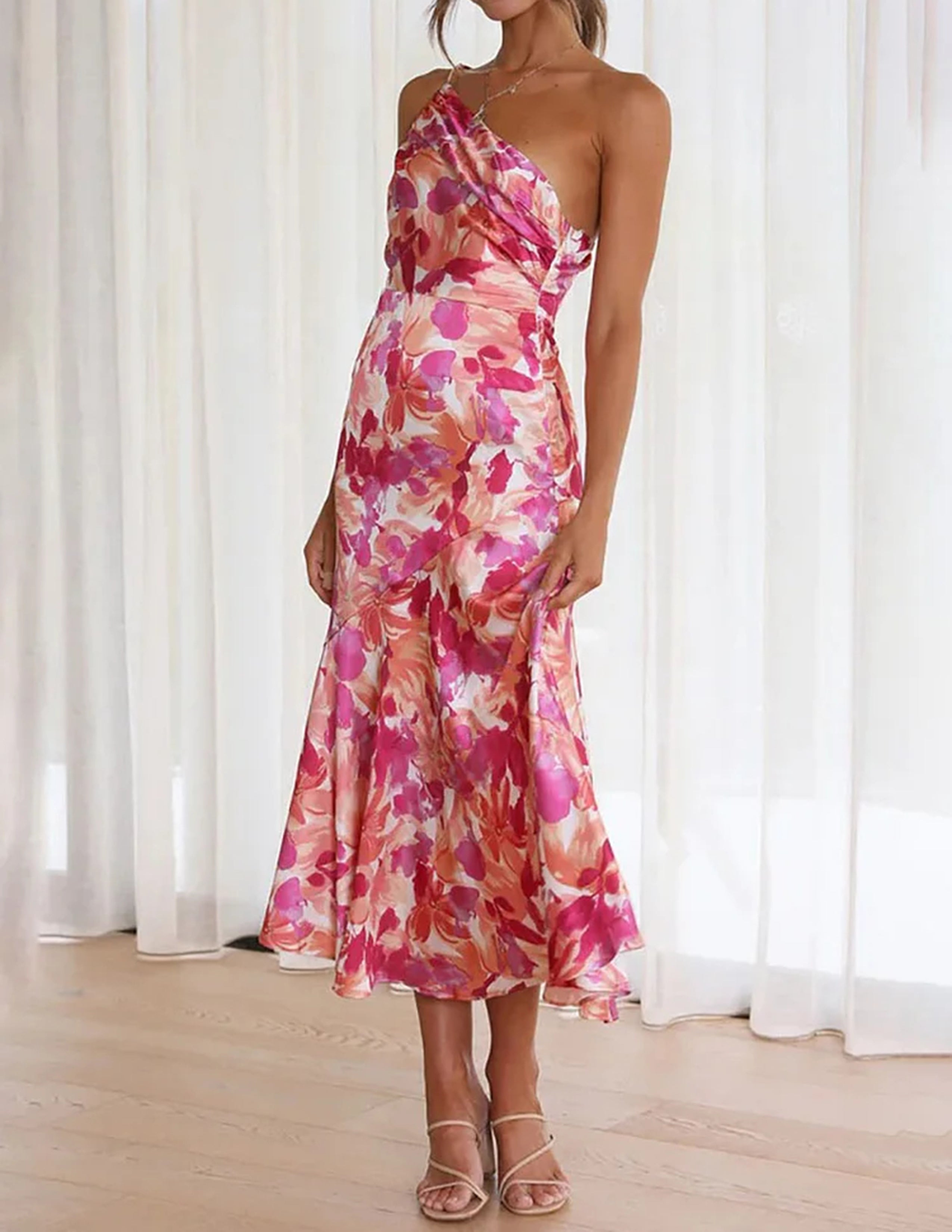 Pinkes, gerafftes Satinkleid mit One-Shoulder-Träger und Blumenmuster