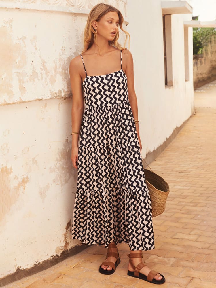 Maxikleid mit Spaghettiträgern, eckigem Ausschnitt und Schlitz