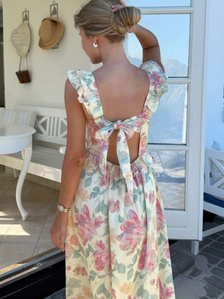 Pastellfarbenes geblümtes Maxikleid mit Rüschen und Bindeband am Rücken