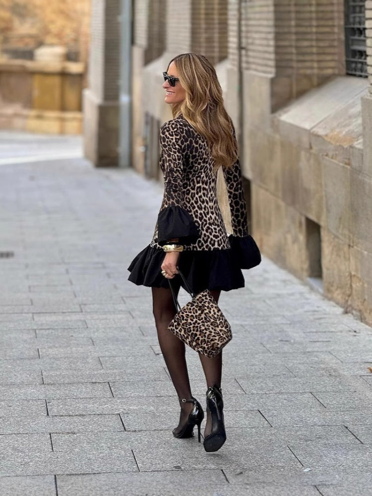 Kleid mit Leopardenmuster und ausgestellten Ärmeln