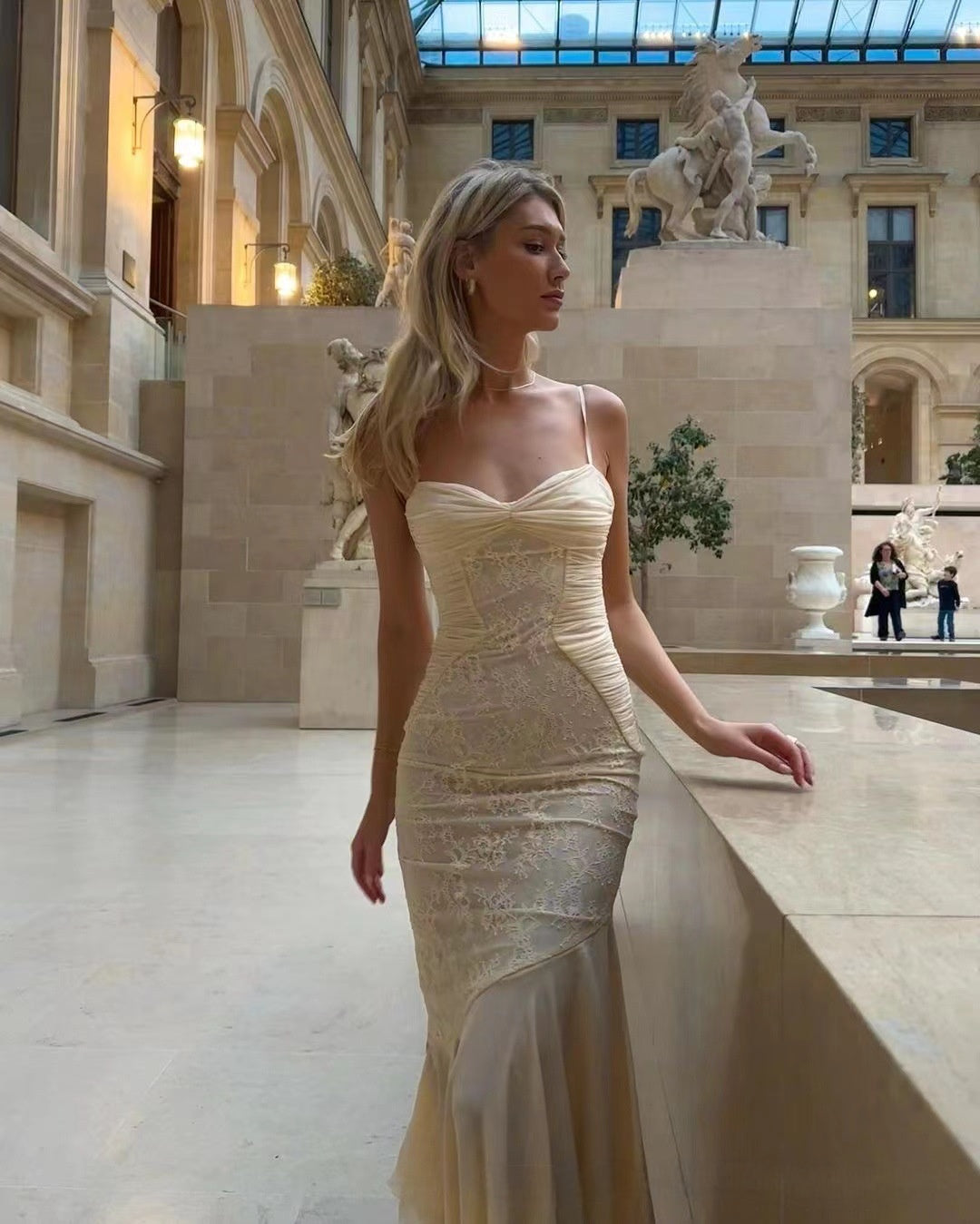 Chiffon-Spitzenkleid mit tiefem Ausschnitt
