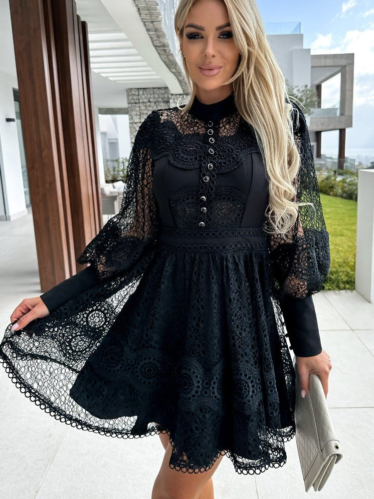 Langärmliges Kleid mit Spitzensaum