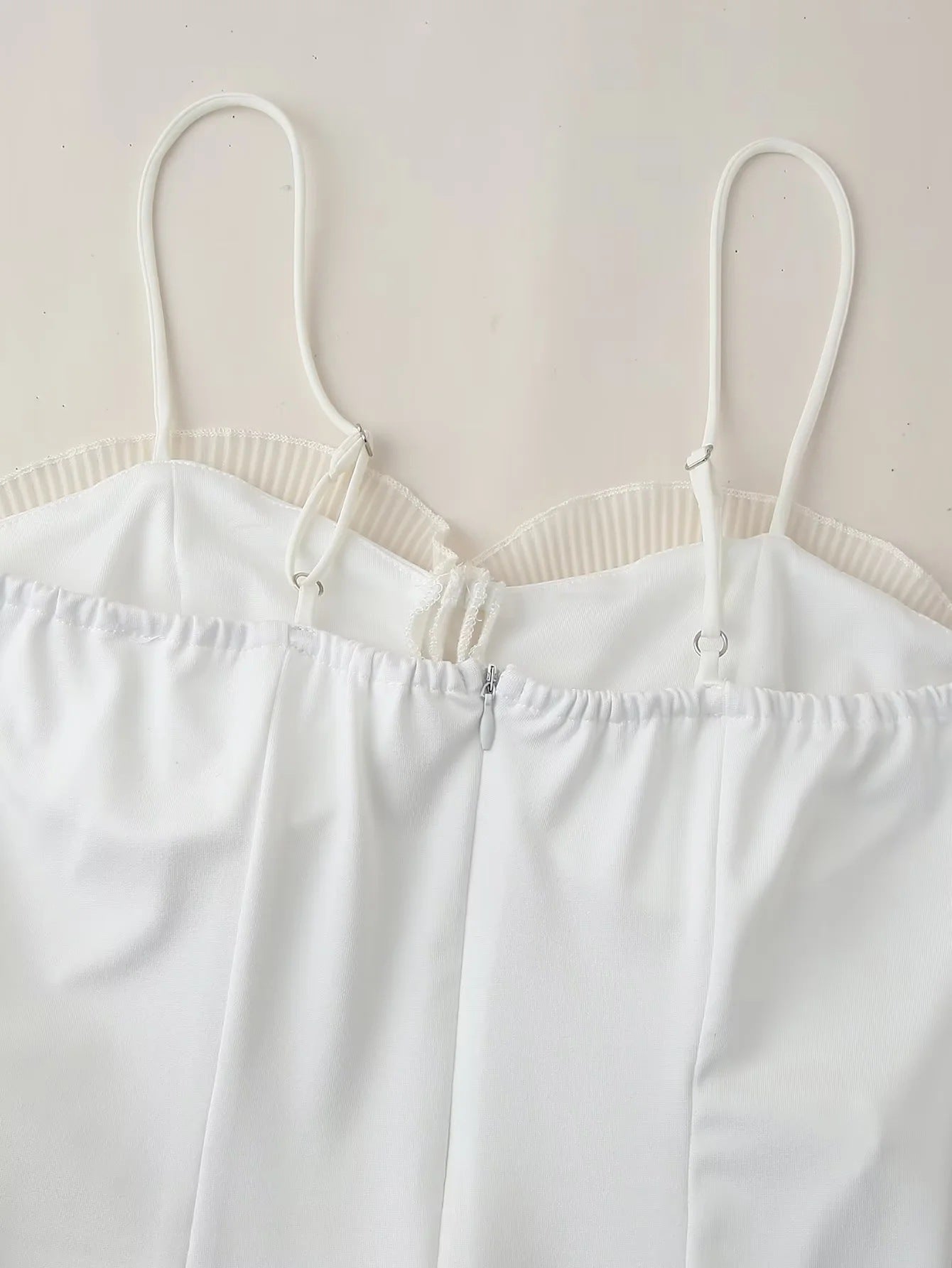 Plissiertes, Rüschen-Maxikleid mit Schlitz