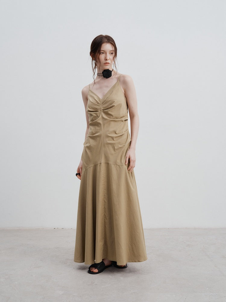 Plissiertes Kleid mit Taillengürtel und Trägern