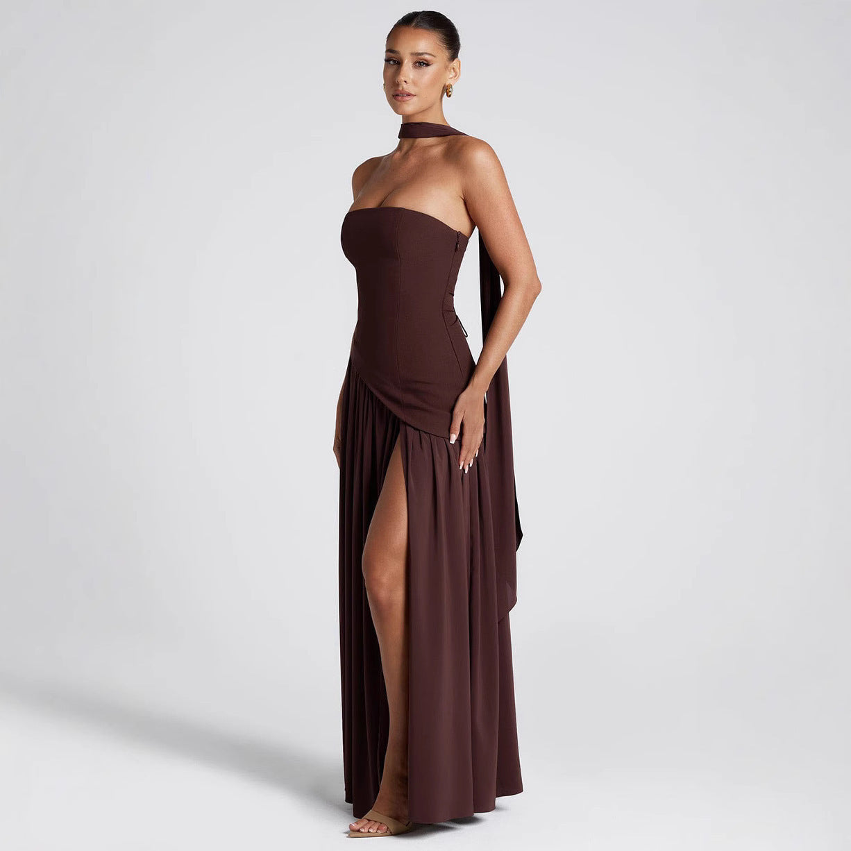TRÄGERLOSES KLEID MIT SCHLITZ