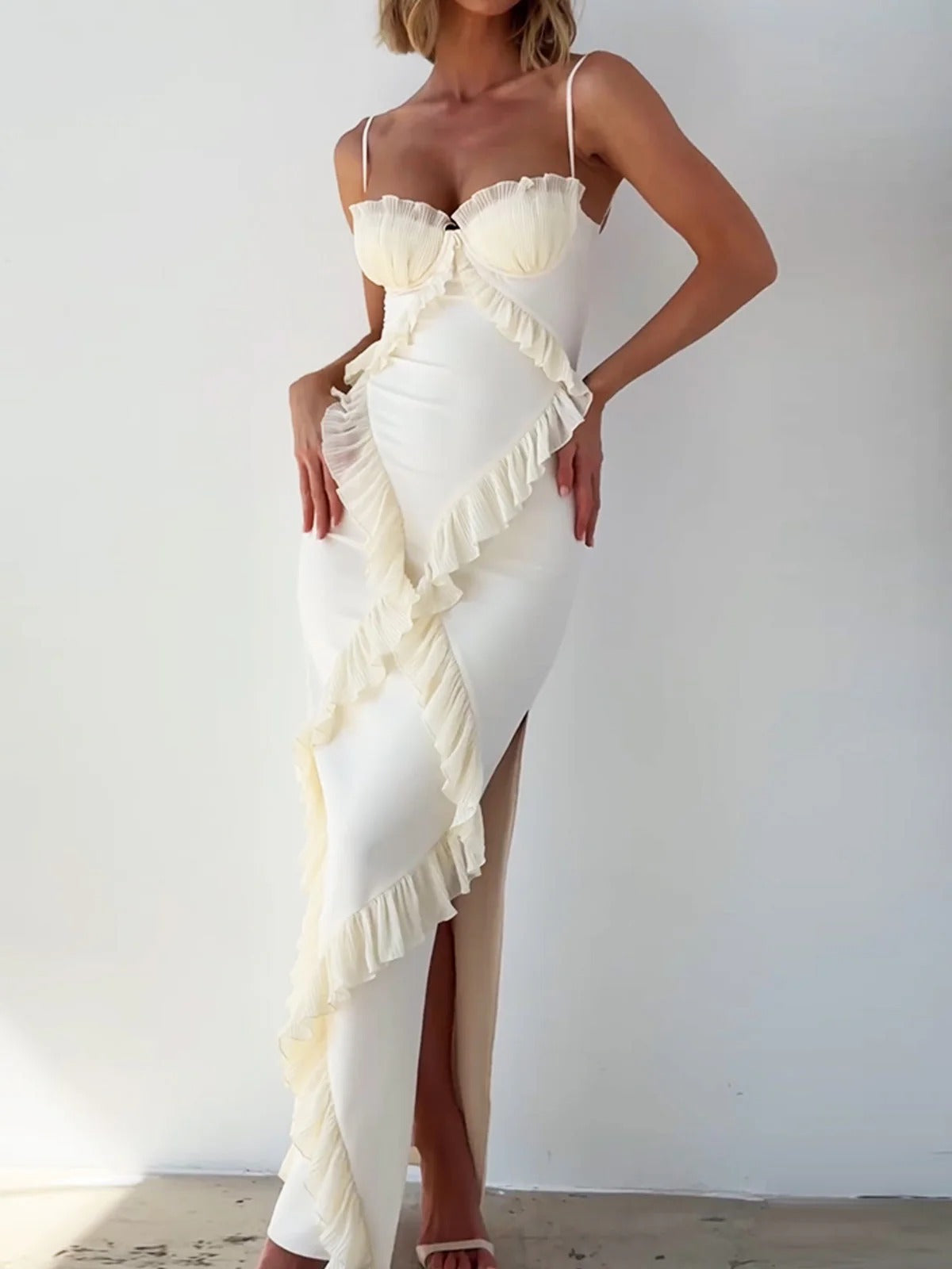 Plissiertes, Rüschen-Maxikleid mit Schlitz