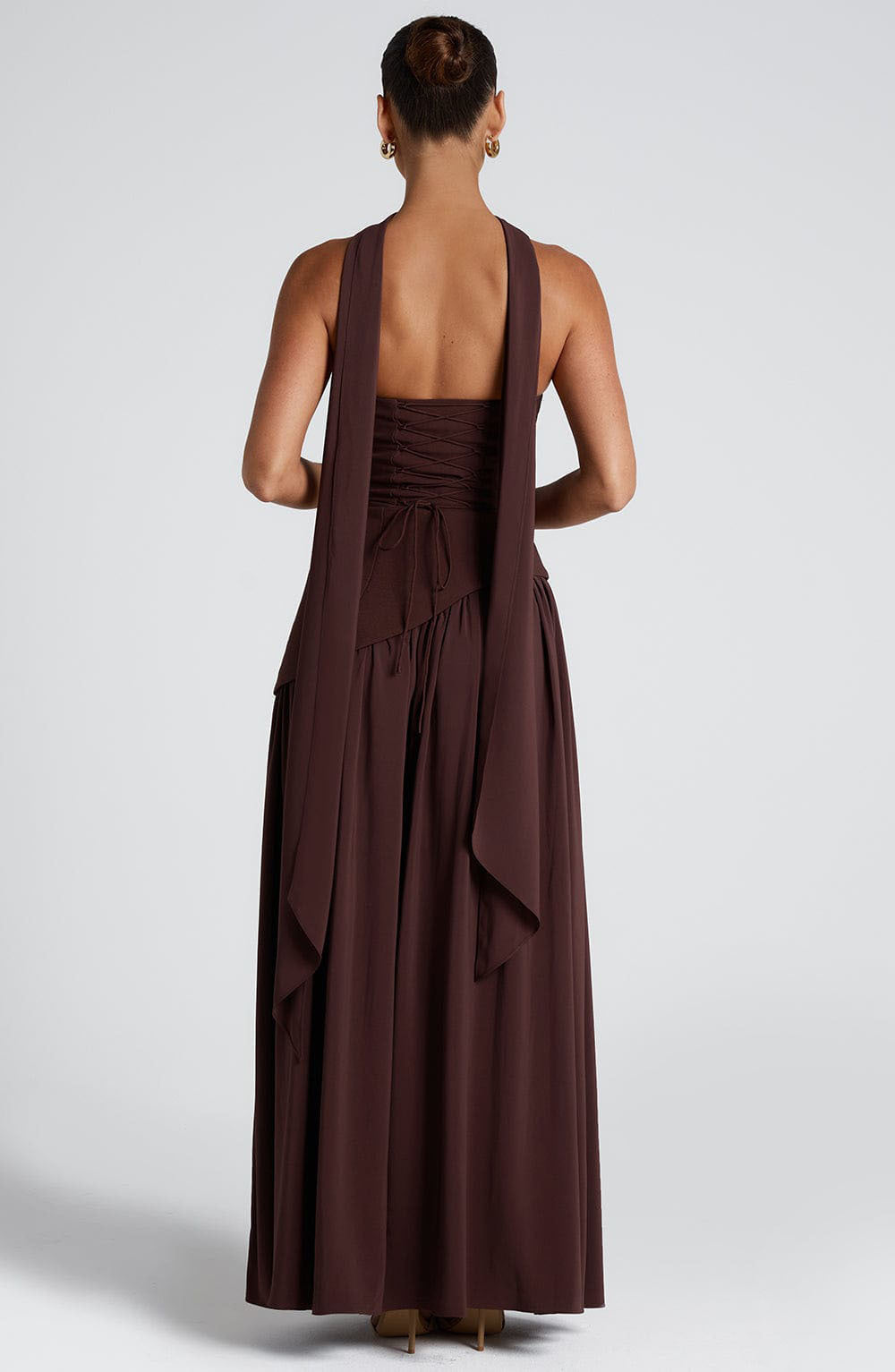 TRÄGERLOSES KLEID MIT SCHLITZ