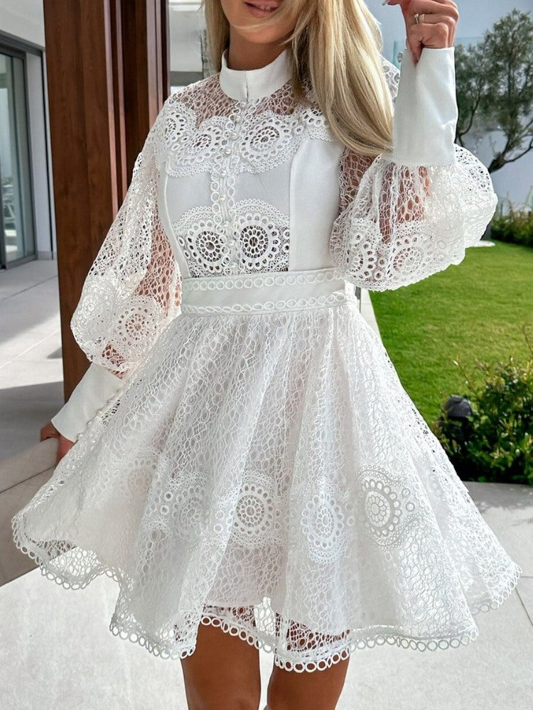 Langärmliges Kleid mit Spitzensaum
