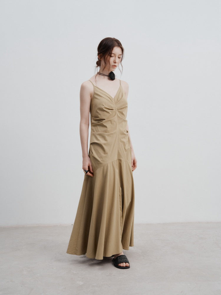 Plissiertes Kleid mit Taillengürtel und Trägern