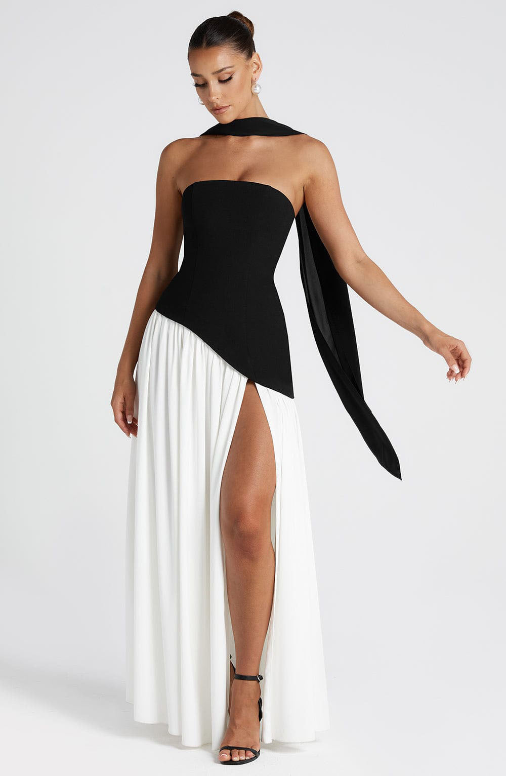 TRÄGERLOSES KLEID MIT SCHLITZ