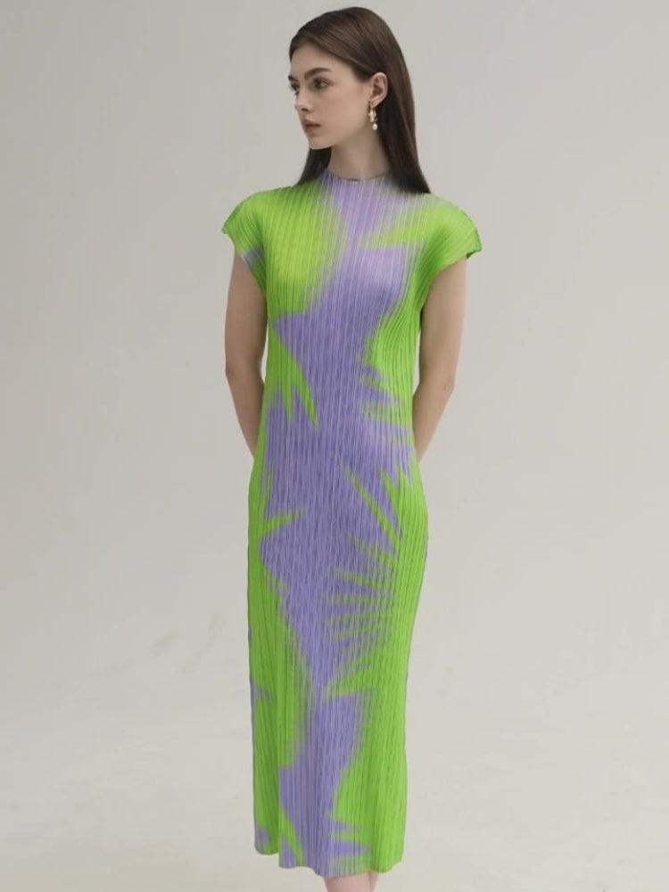 Ärmelloses, eng anliegendes Faltenkleid mit Rollkragen