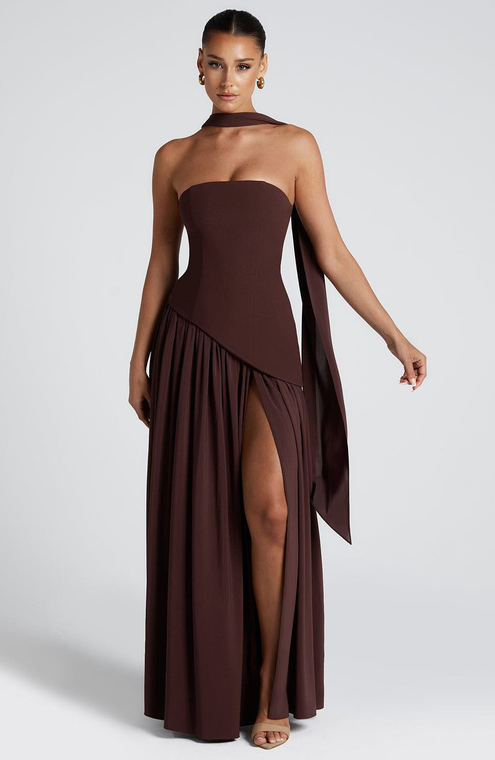 TRÄGERLOSES KLEID MIT SCHLITZ