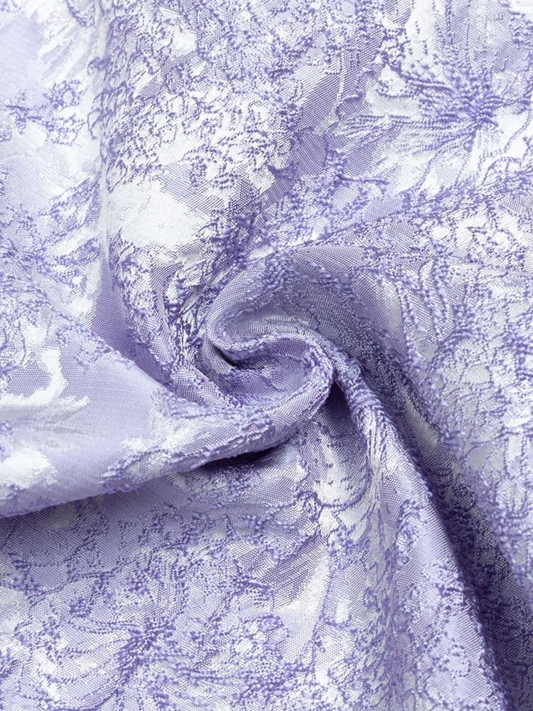 Kleid mit Puffärmeln, Seitenschlitz und figurbetontem Schnitt