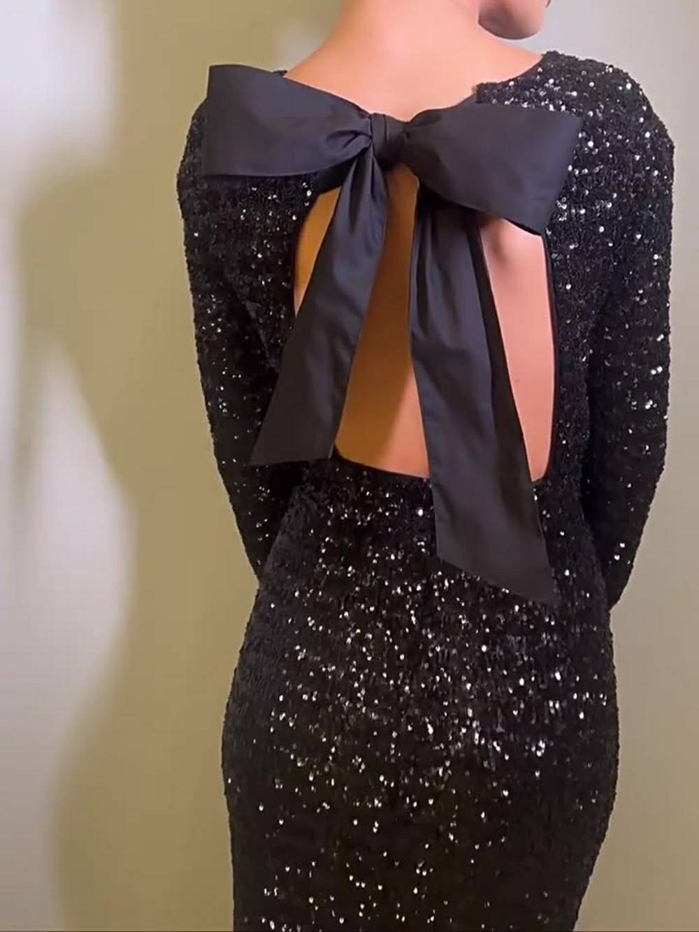 Pailletten-Maxikleid mit Schleife und Rückenausschnitt