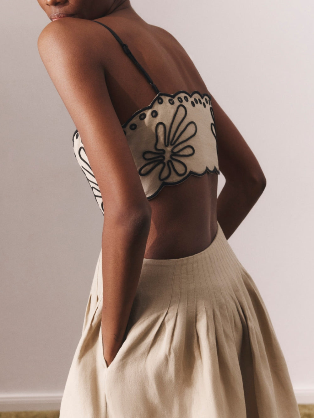 Bedrucktes Sommer-Trägerkleid in Midilänge