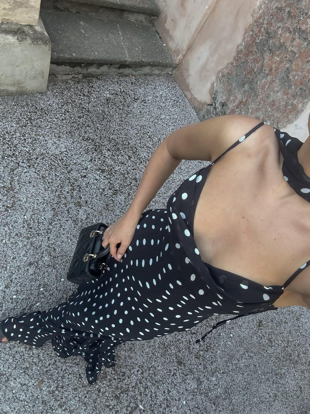 Schwarz-Cremefarbenes Maxikleid mit Polka Dots und Rüschen