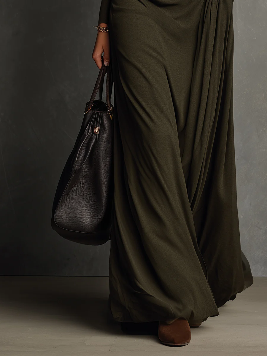 Olivgrünes, plissiertes Maxikleid mit Rollkragen