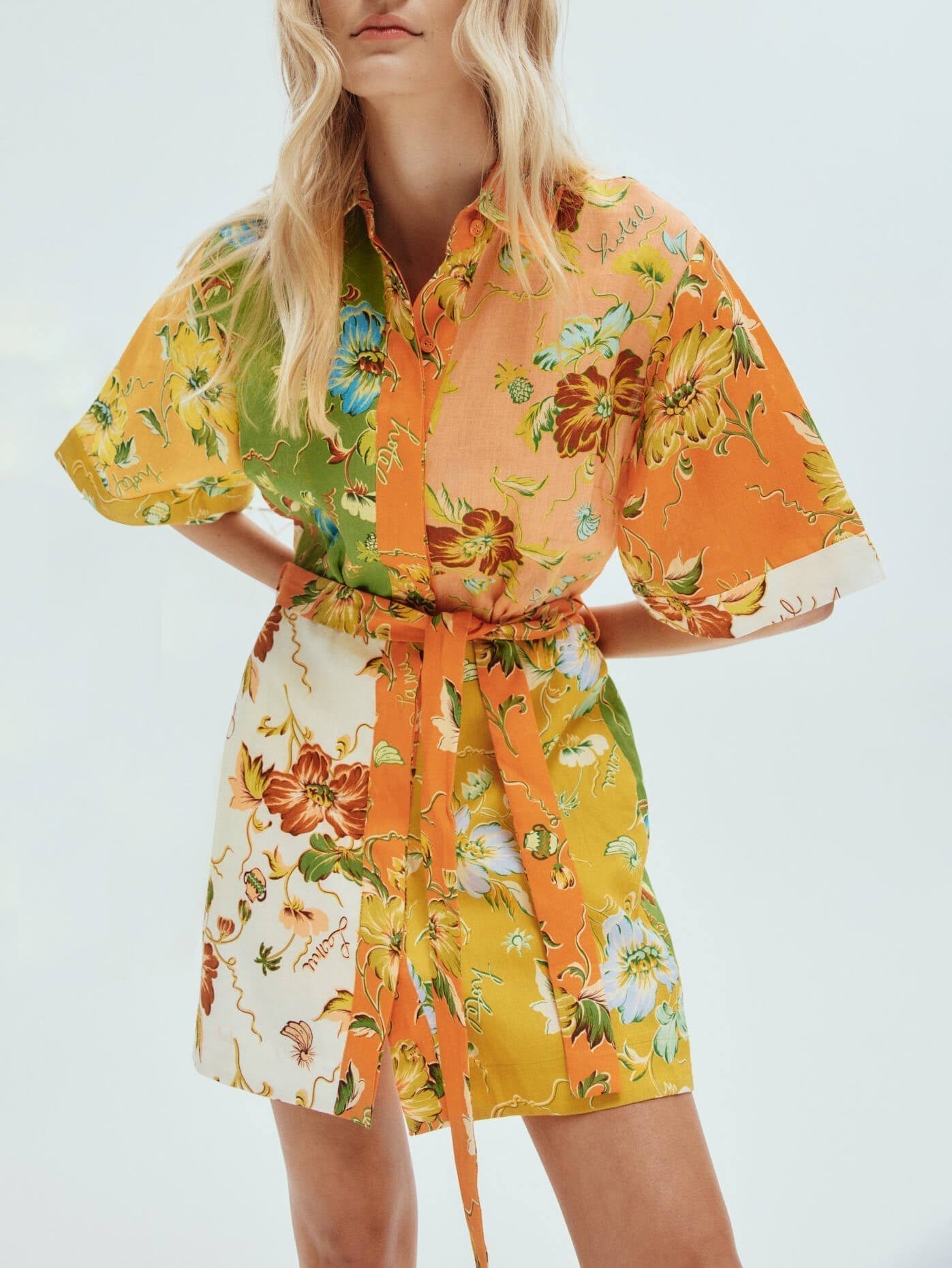 Einzigartiges, kontrastierendes Mini-Blumenkleid