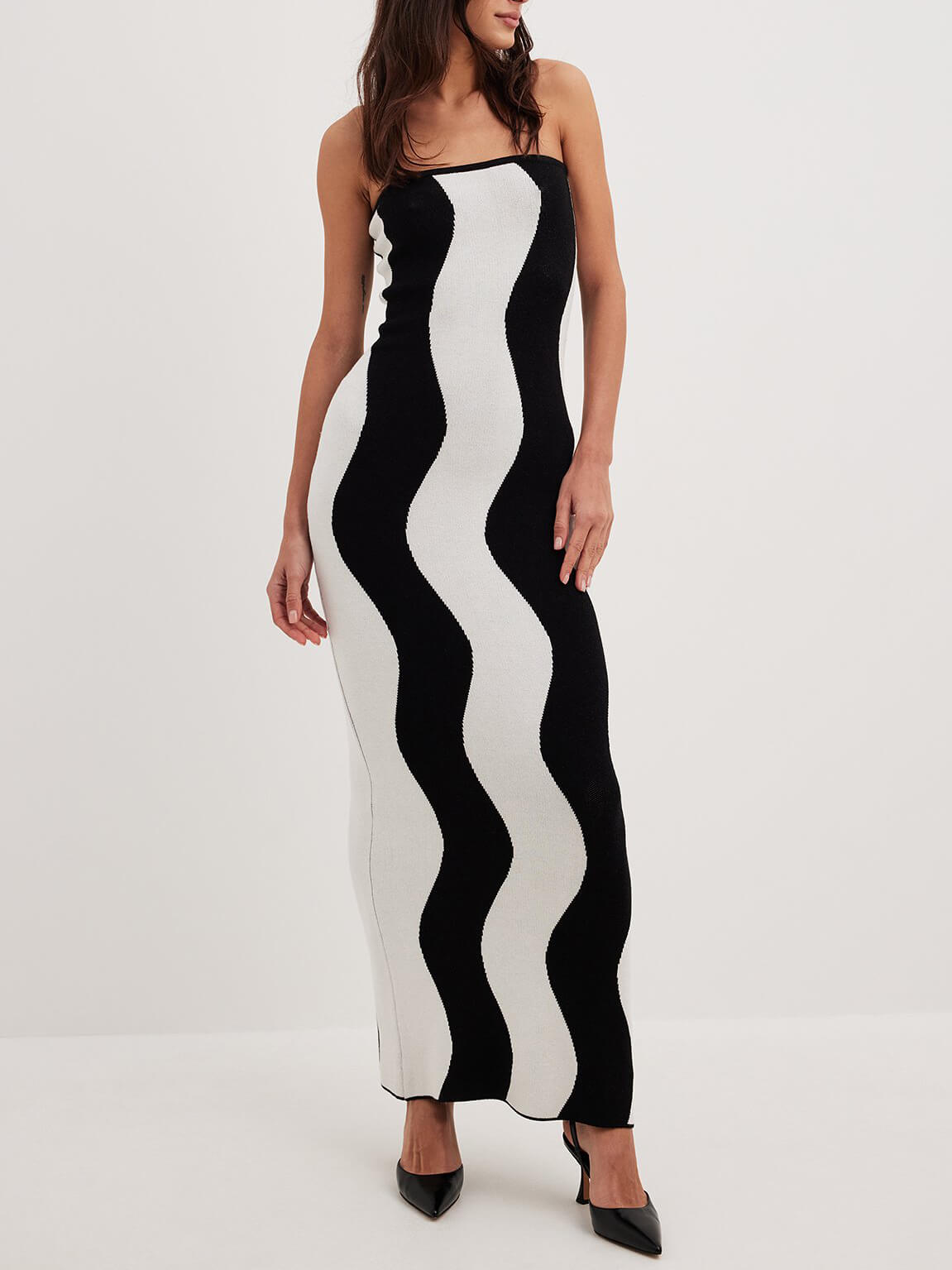 Gewelltes, gestreiftes Bandeau-Midikleid mit Kontrast