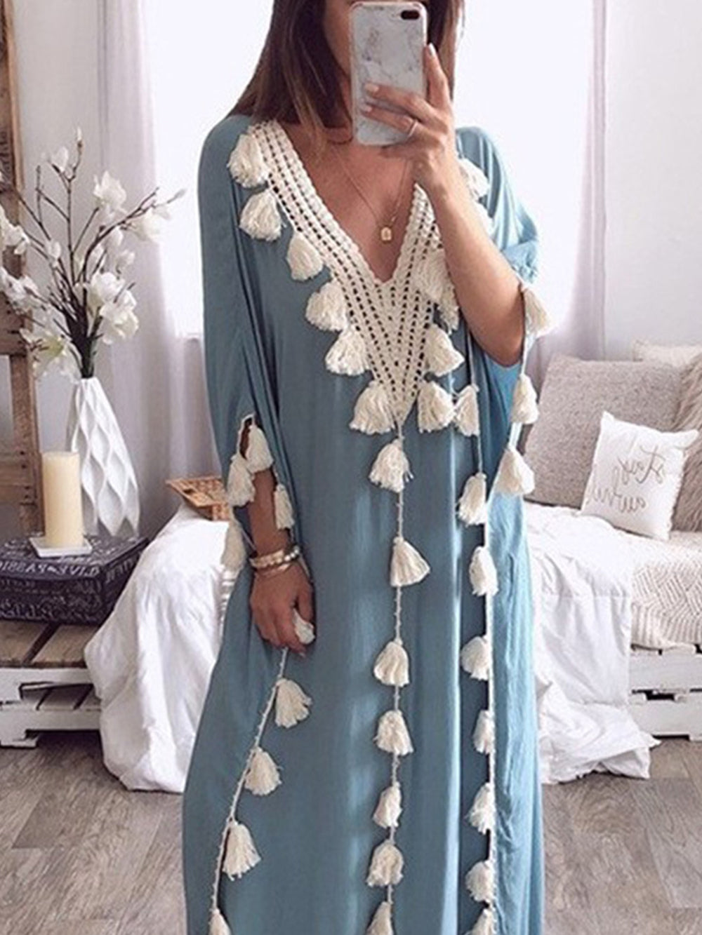 Kleid mit V-Ausschnitt und Fransenbesatz