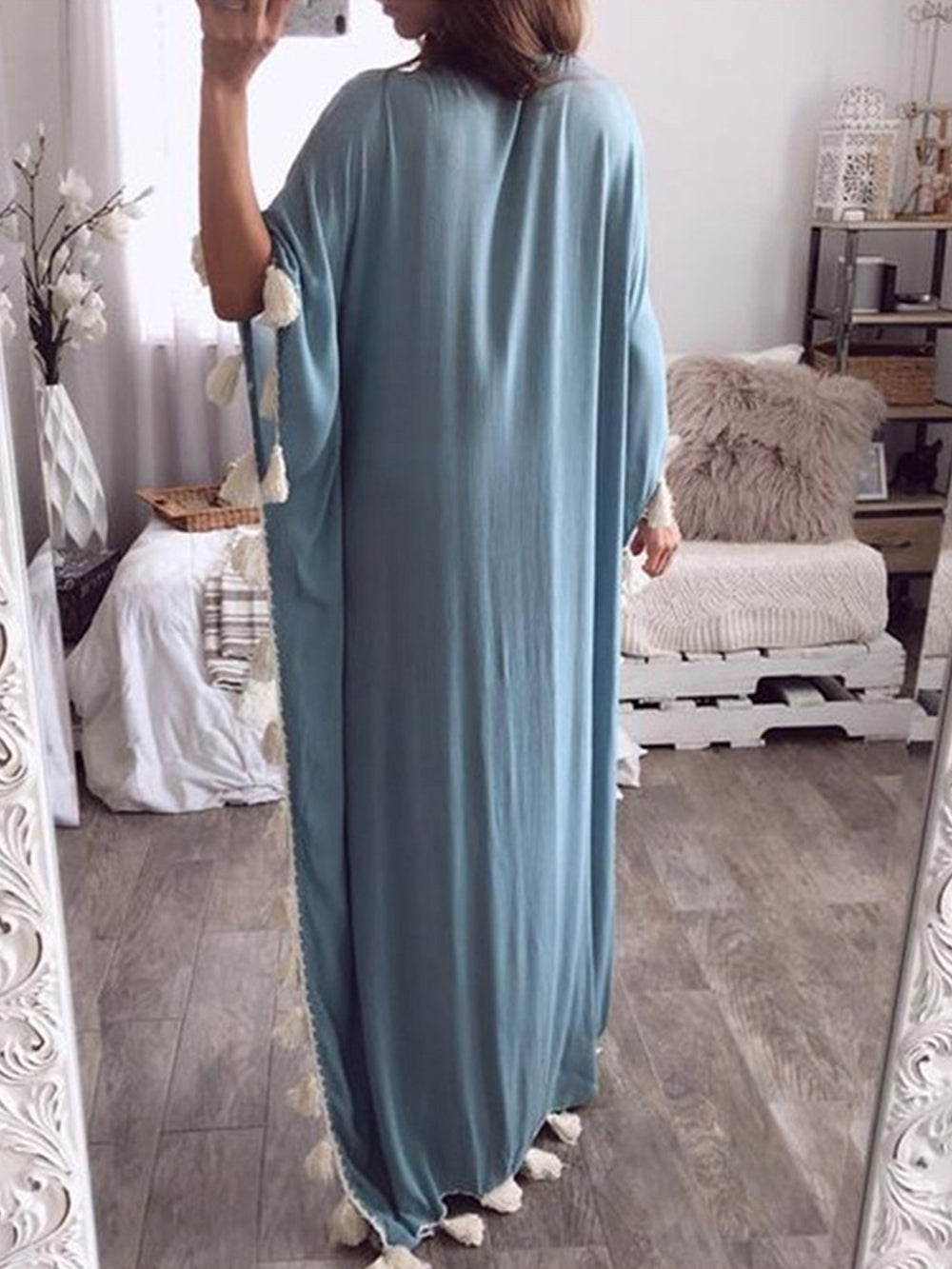Kleid mit V-Ausschnitt und Fransenbesatz