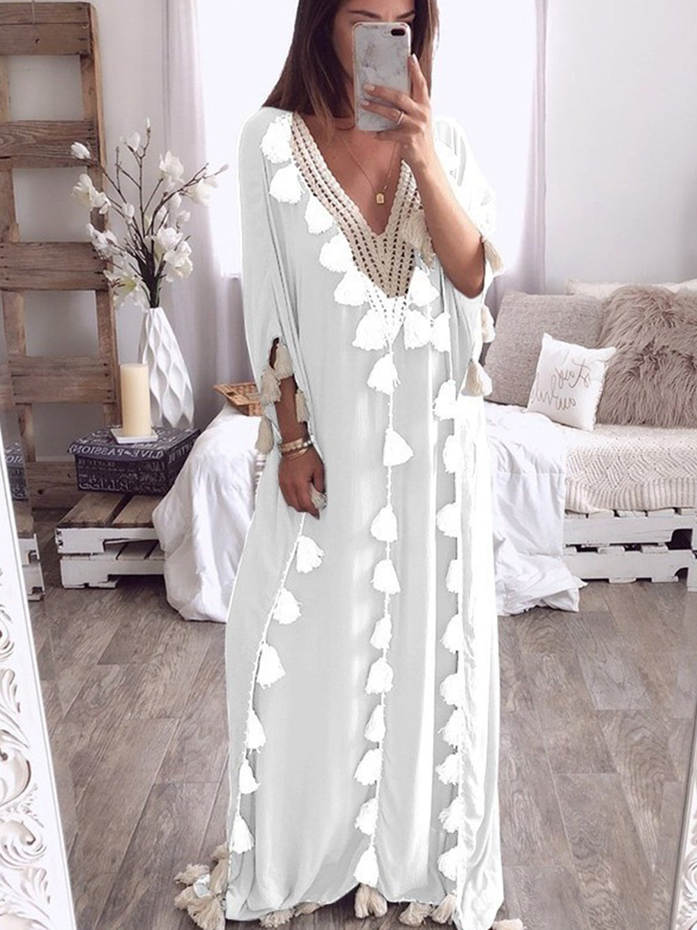 Kleid mit V-Ausschnitt und Fransenbesatz