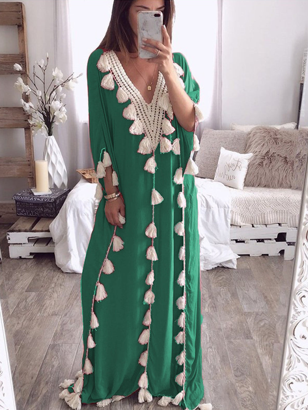 Kleid mit V-Ausschnitt und Fransenbesatz