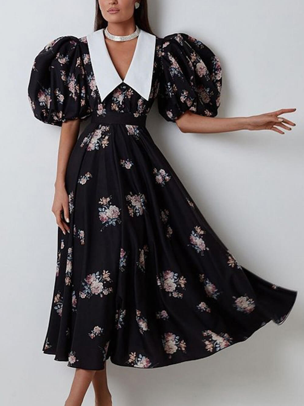 Schwarzes französisches Maxi-Midi-Kleid mit Puppenkragen