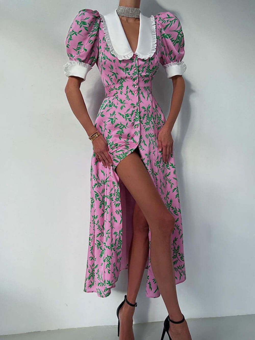 Elegantes mittellanges Kleid mit Puppenkragen