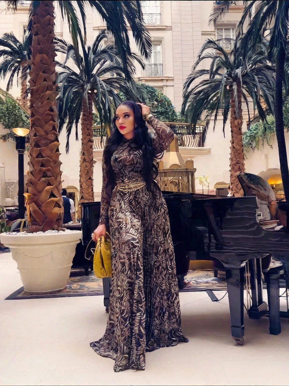 Braunes, transparentes, eng anliegendes Maxikleid aus Mesh