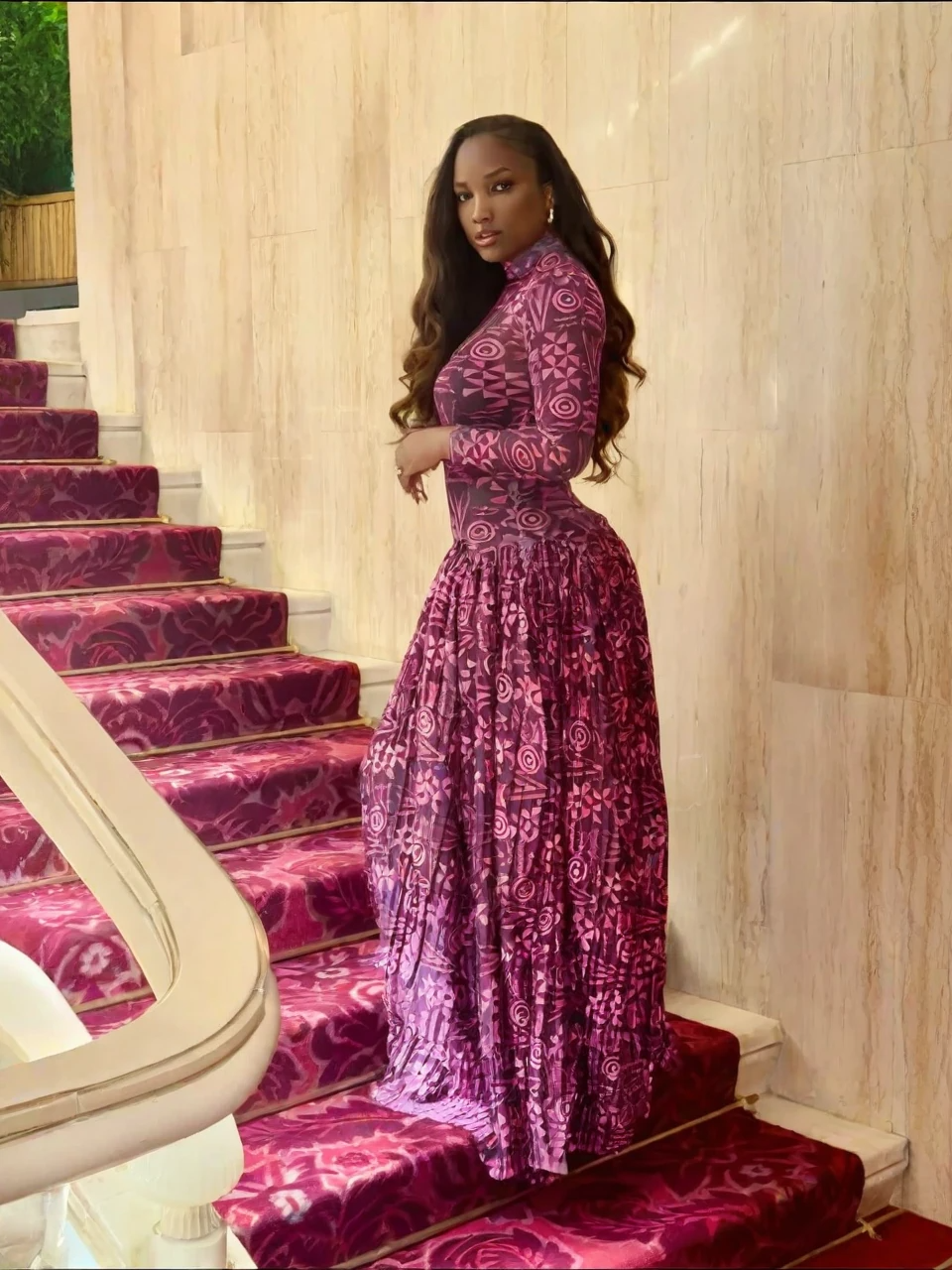 Maxikleid mit geometrischem Print und hohem Ausschnitt