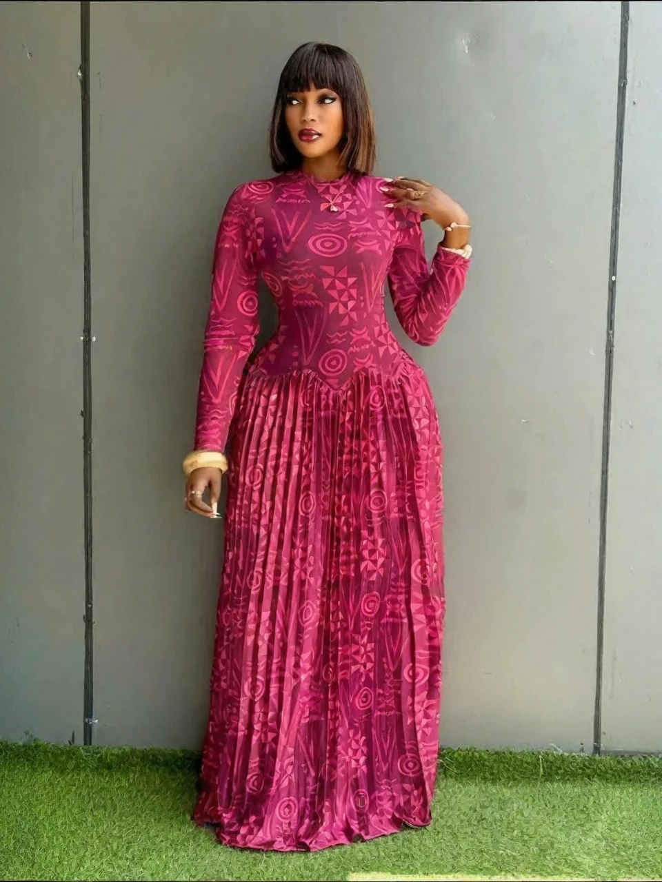 Maxikleid mit geometrischem Print und hohem Ausschnitt