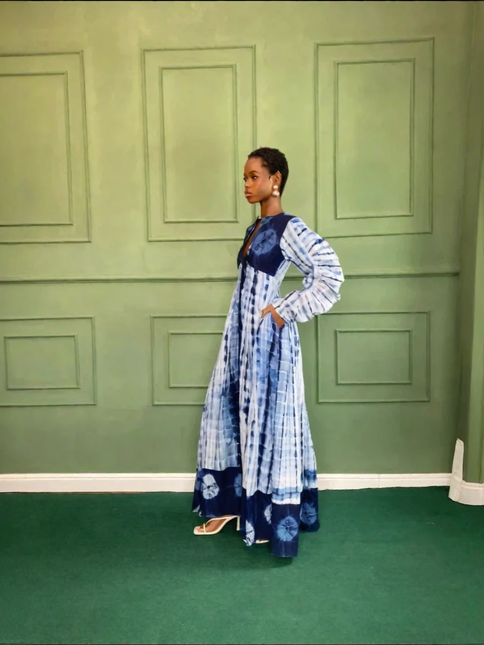 Blaues Batik-Maxikleid