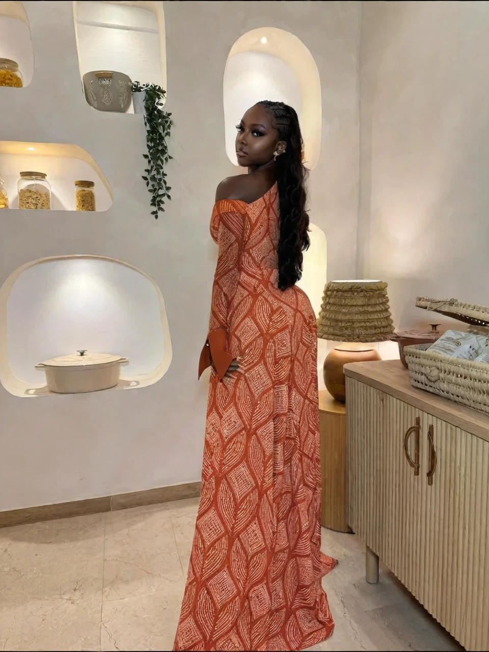 Schickes, geometrisches One-Shoulder-Maxikleid