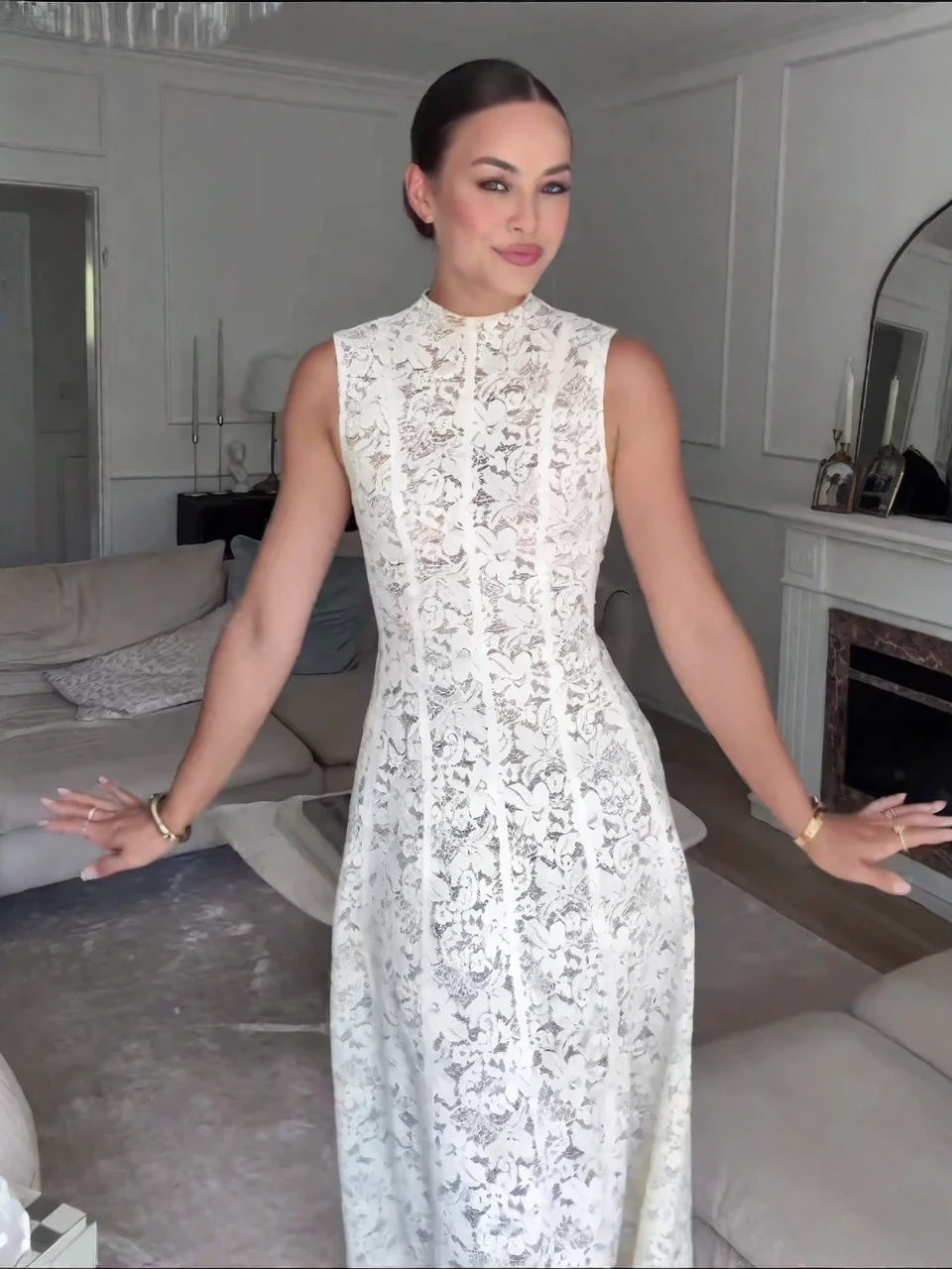 Ärmelloses hochgeschlossenes Spitzenkleid