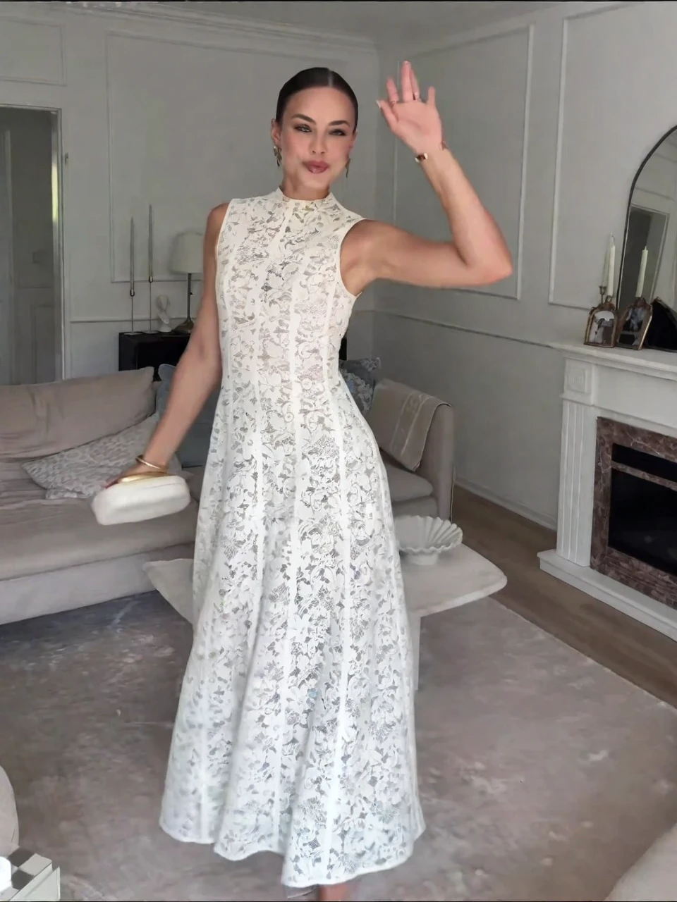 Ärmelloses hochgeschlossenes Spitzenkleid