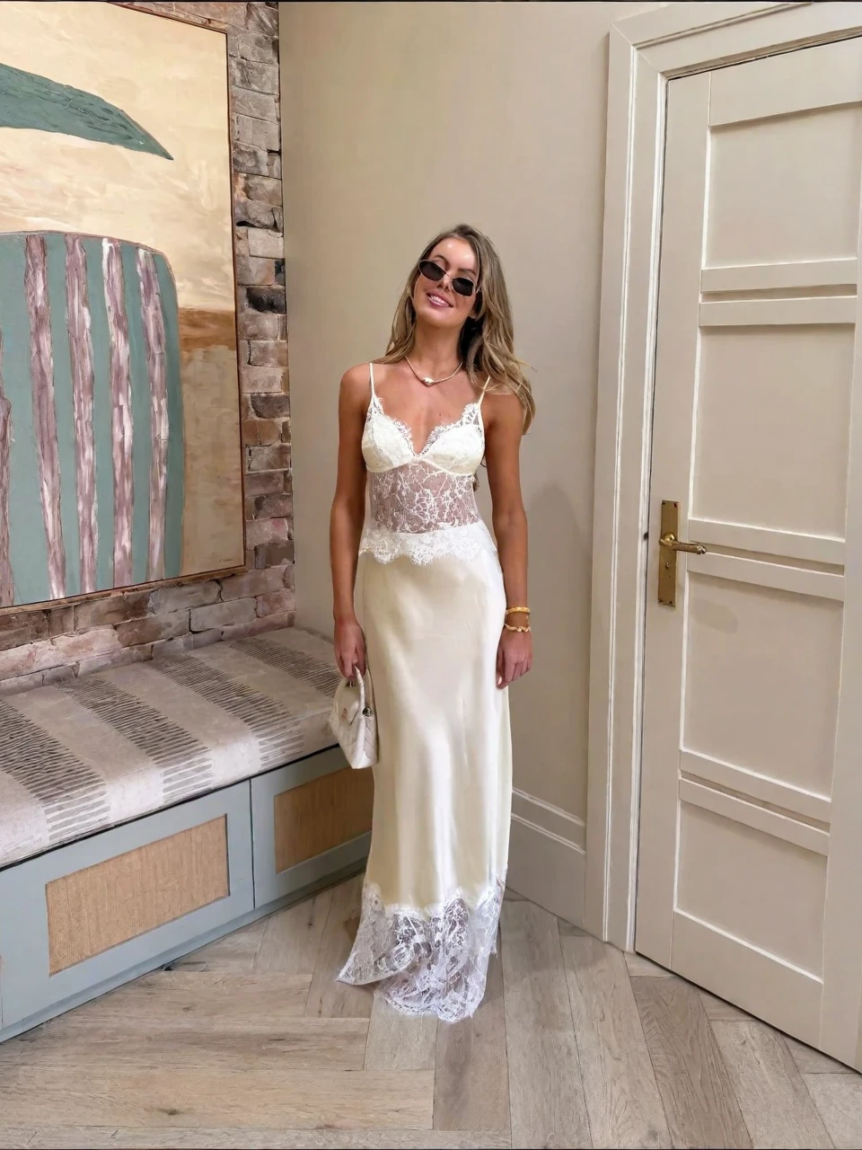Maxikleid mit V-Ausschnitt, Satin- und Spitzeneinsätzen