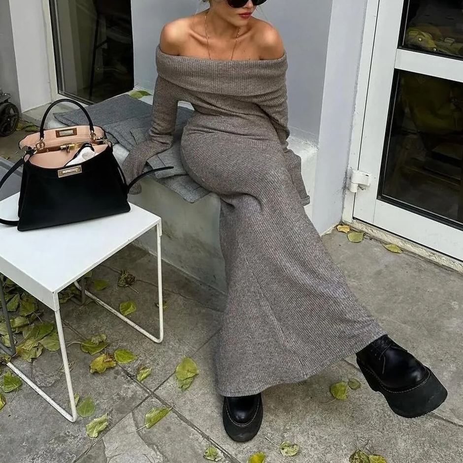 Schulterfreies, figurbetontes Strick-Maxikleid