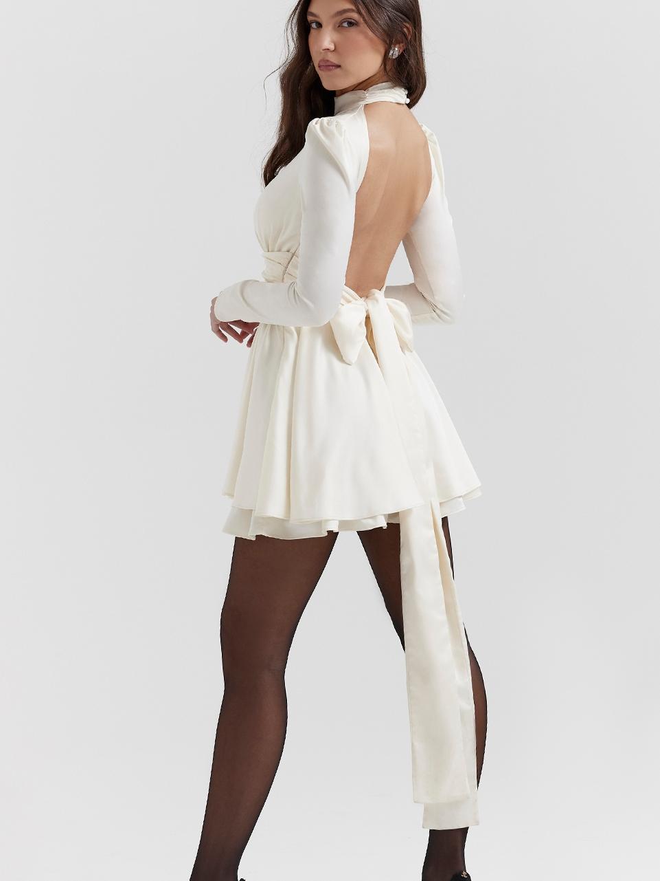 Weißes Langarmkleid mit Spitzenrücken und Schleifendetail