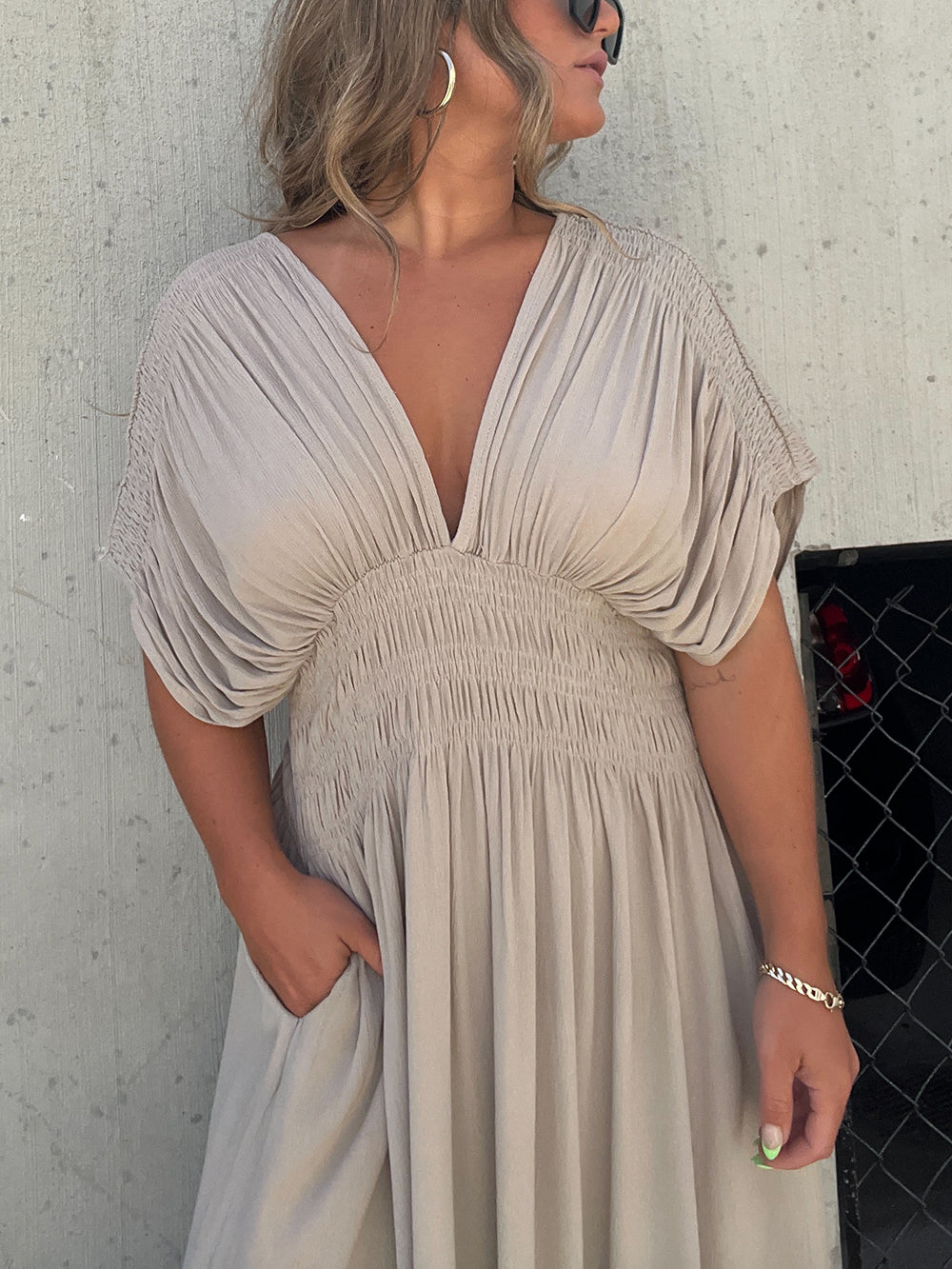 Schwarzes Maxikleid mit gebrochenem Herzen