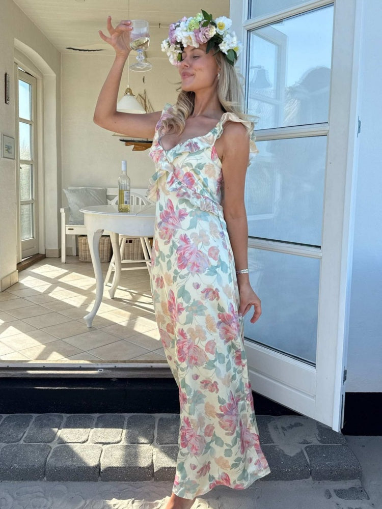 Pastellfarbenes geblümtes Maxikleid mit Rüschen und Bindeband am Rücken