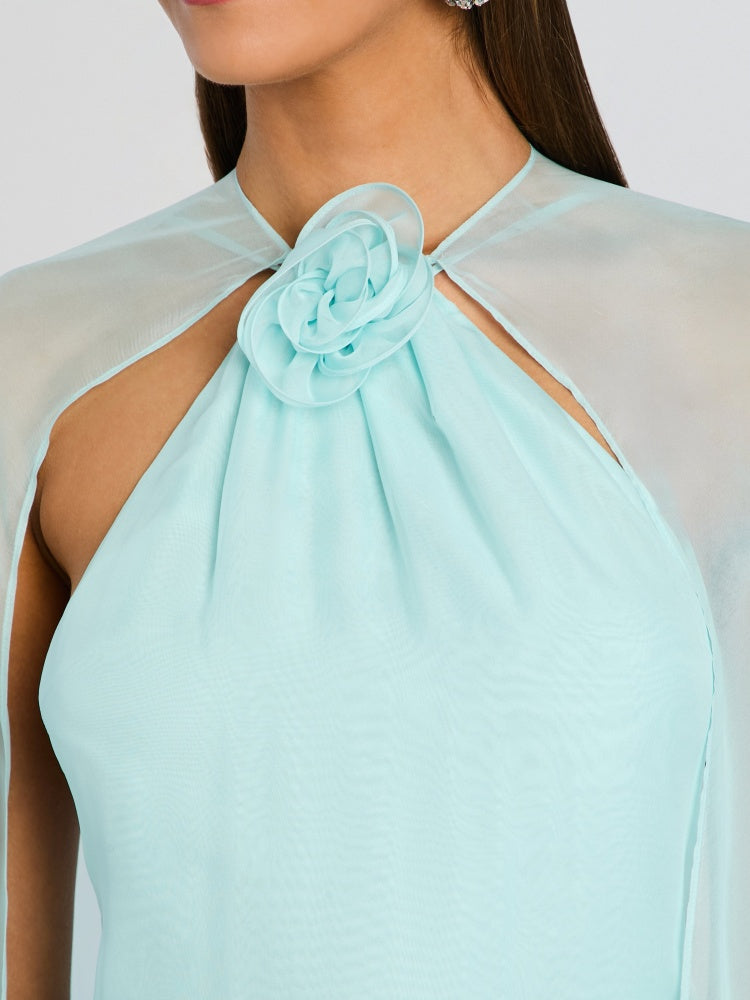 Eisblaues Abendkleid mit Kapuzenschal und Carmen-Ausschnitt