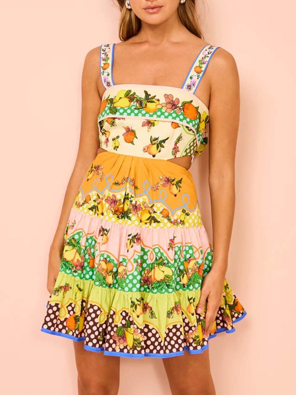 Sommerliches Mini-Kleid mit plissiertem Saum und mehrfarbigen Zitronen