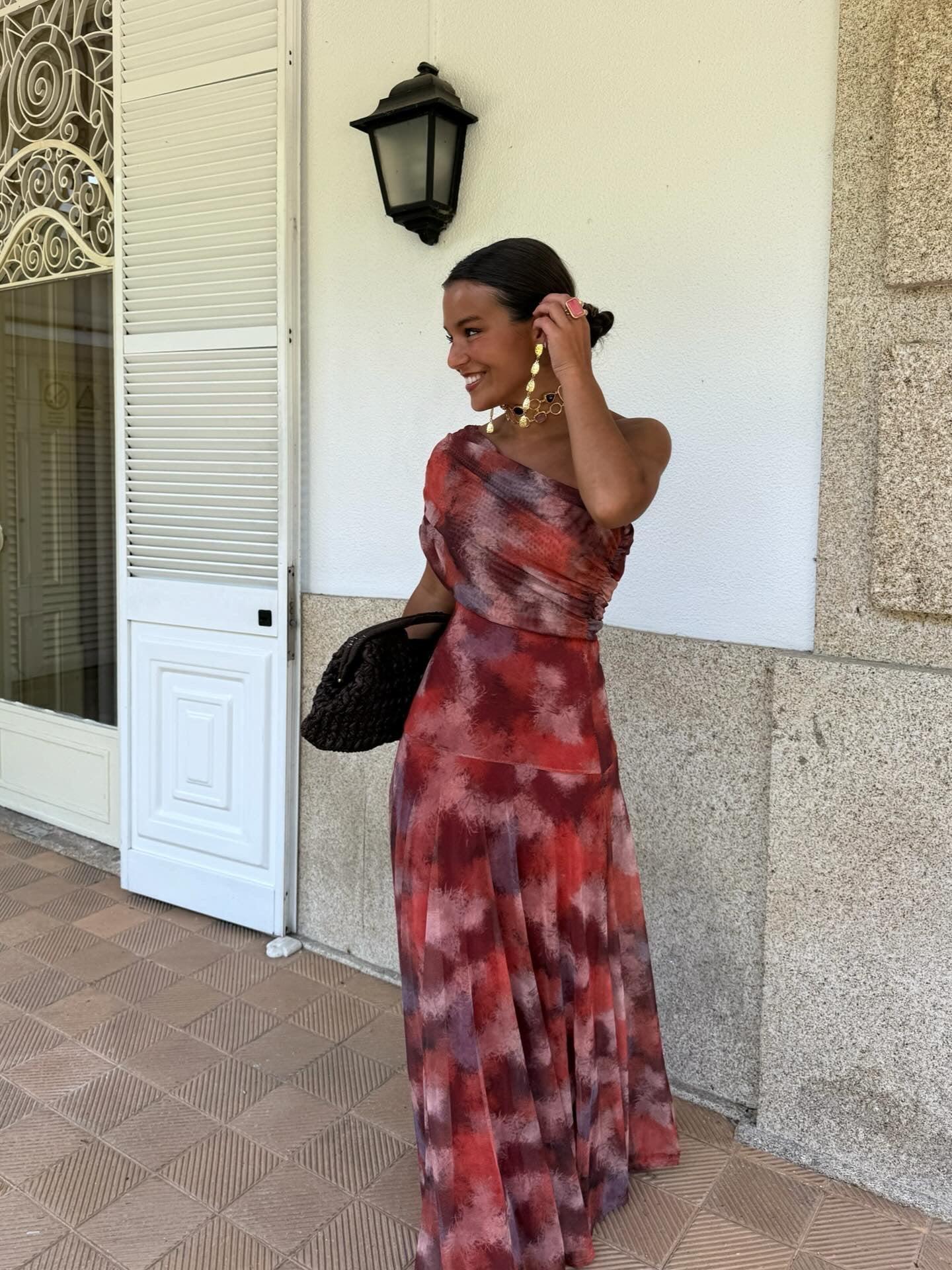 Ein schulterfreies Batik-Maxikleid