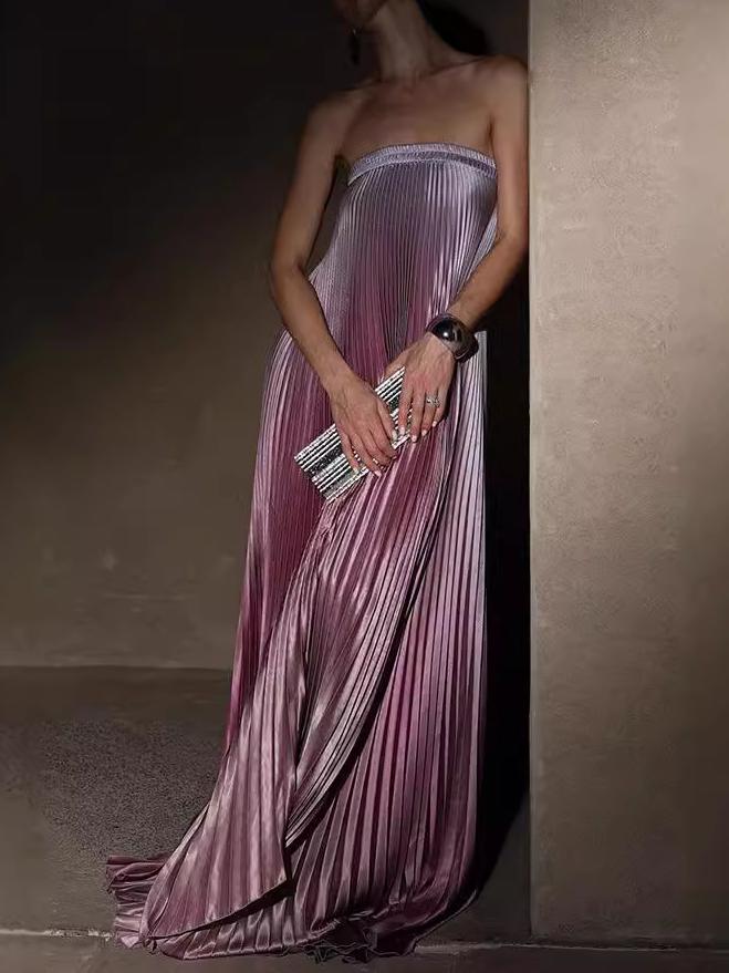 Trägerloses, plissiertes, ärmelloses Kleid mit Farbverlauf