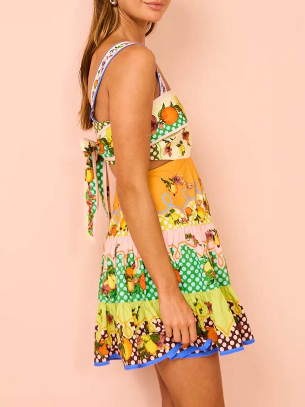 Sommerliches Mini-Kleid mit plissiertem Saum und mehrfarbigen Zitronen