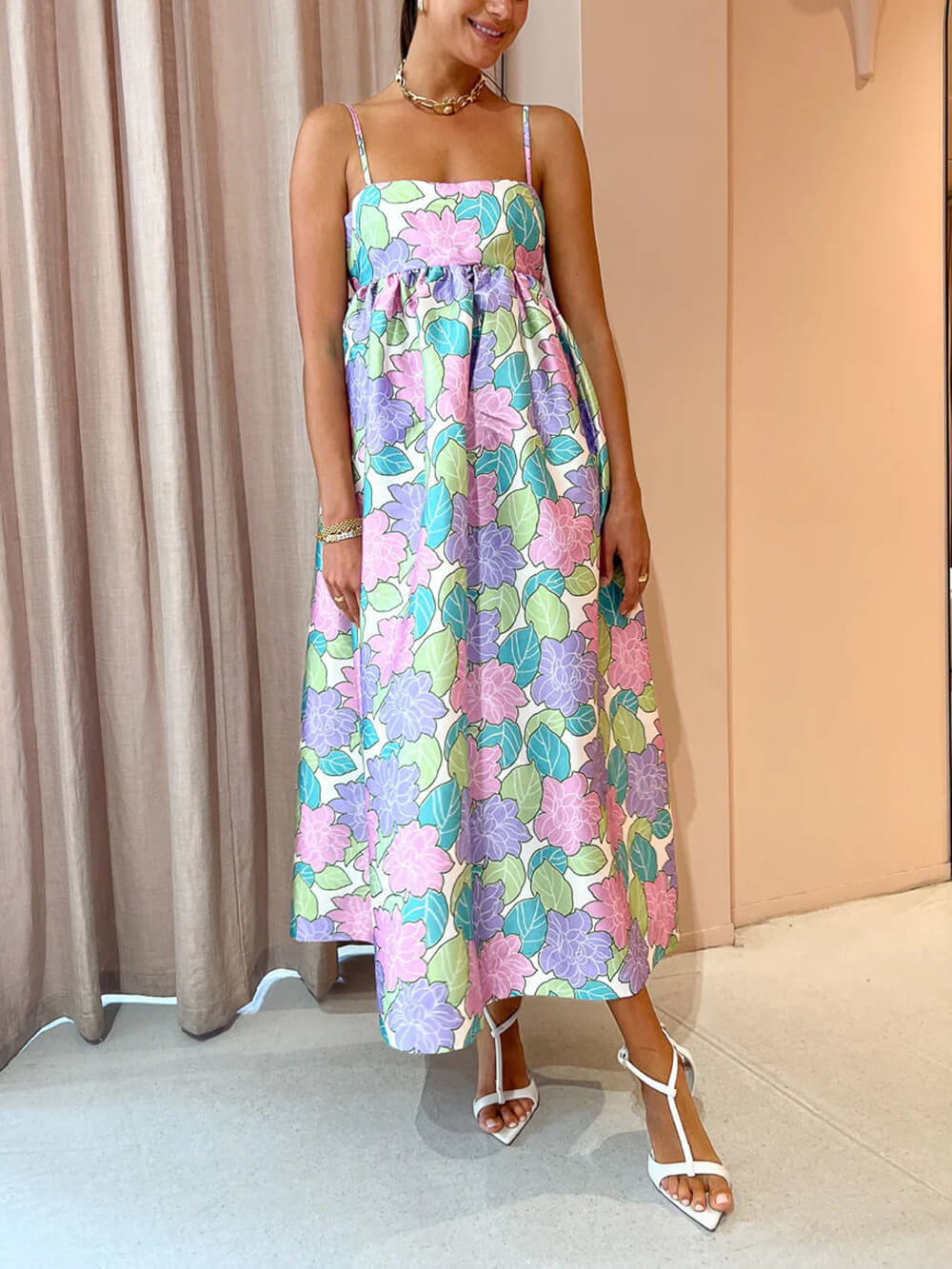 Schönes, bedrucktes, trägerloses, rückenfreies Schwingkleid mit besonderem Temperament
