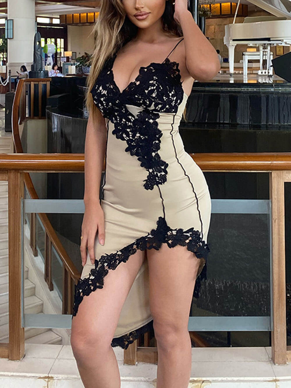 Kurzes, hüftbetontes Kleid mit V-Trägern und Spitze