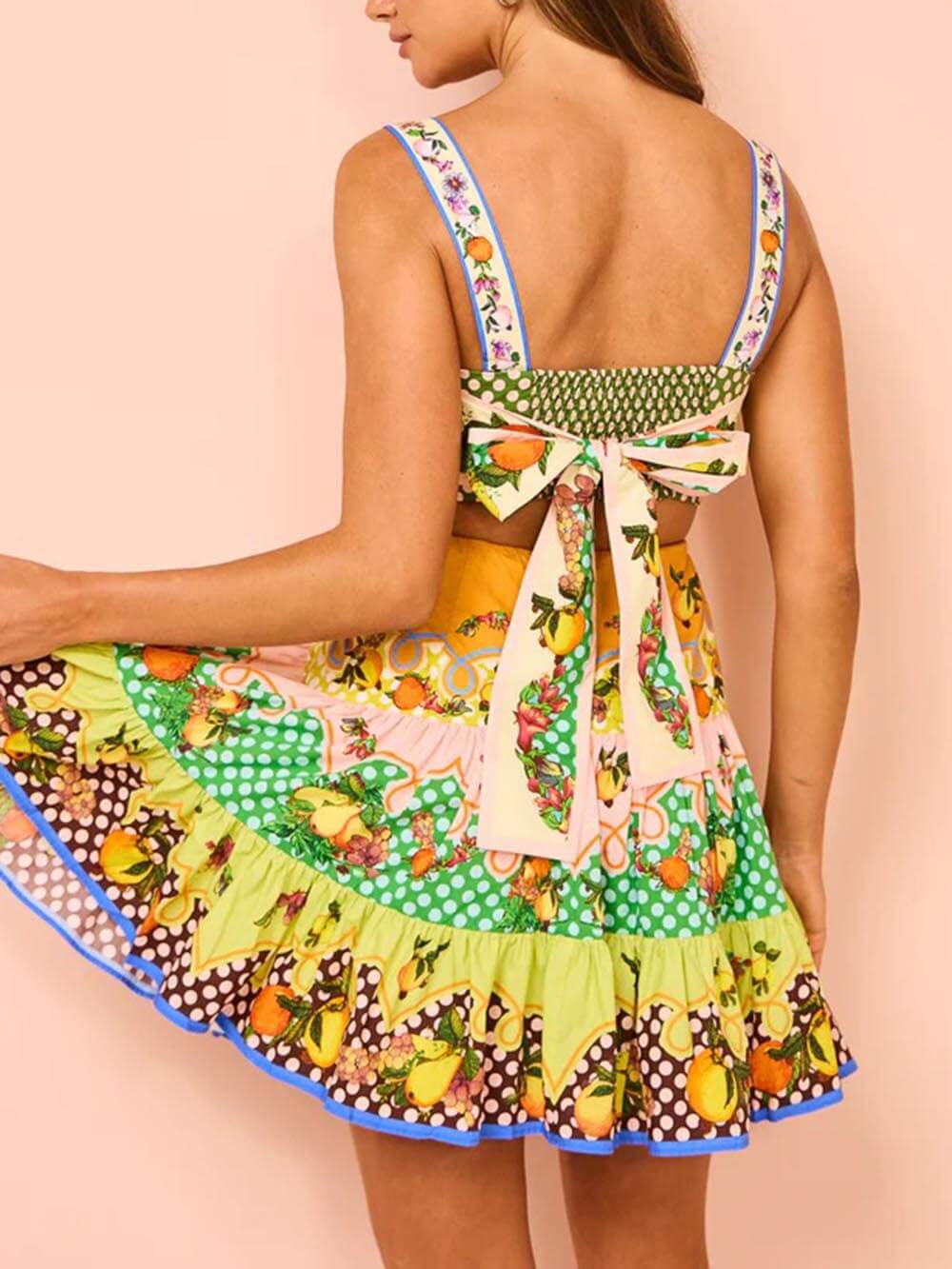 Sommerliches Mini-Kleid mit plissiertem Saum und mehrfarbigen Zitronen