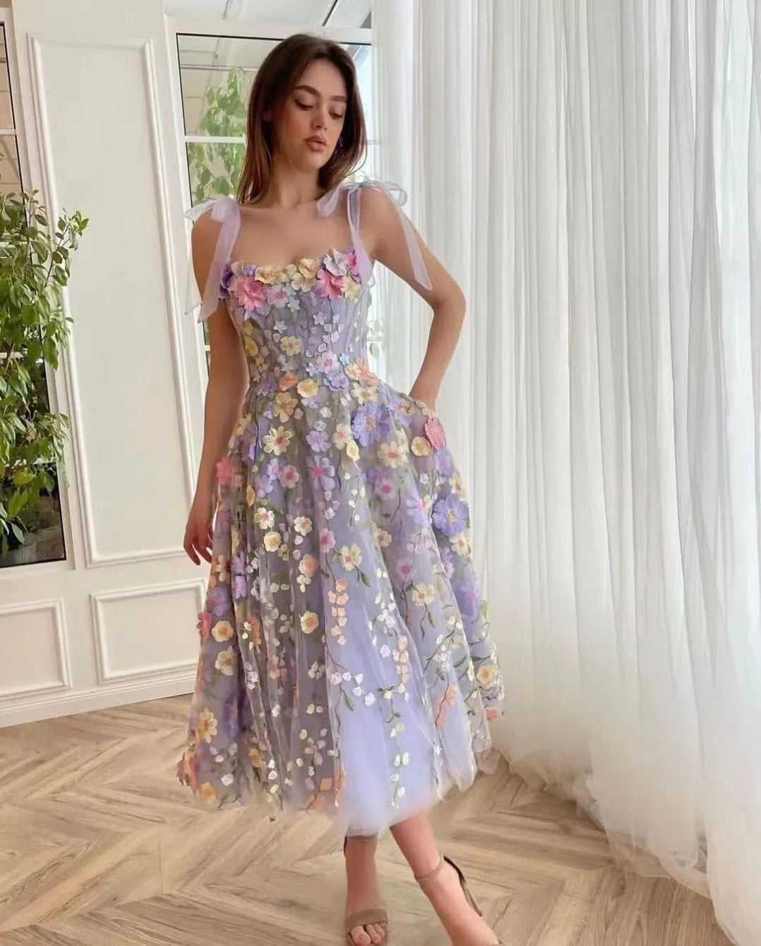 Besticktes florales Korsettkleid